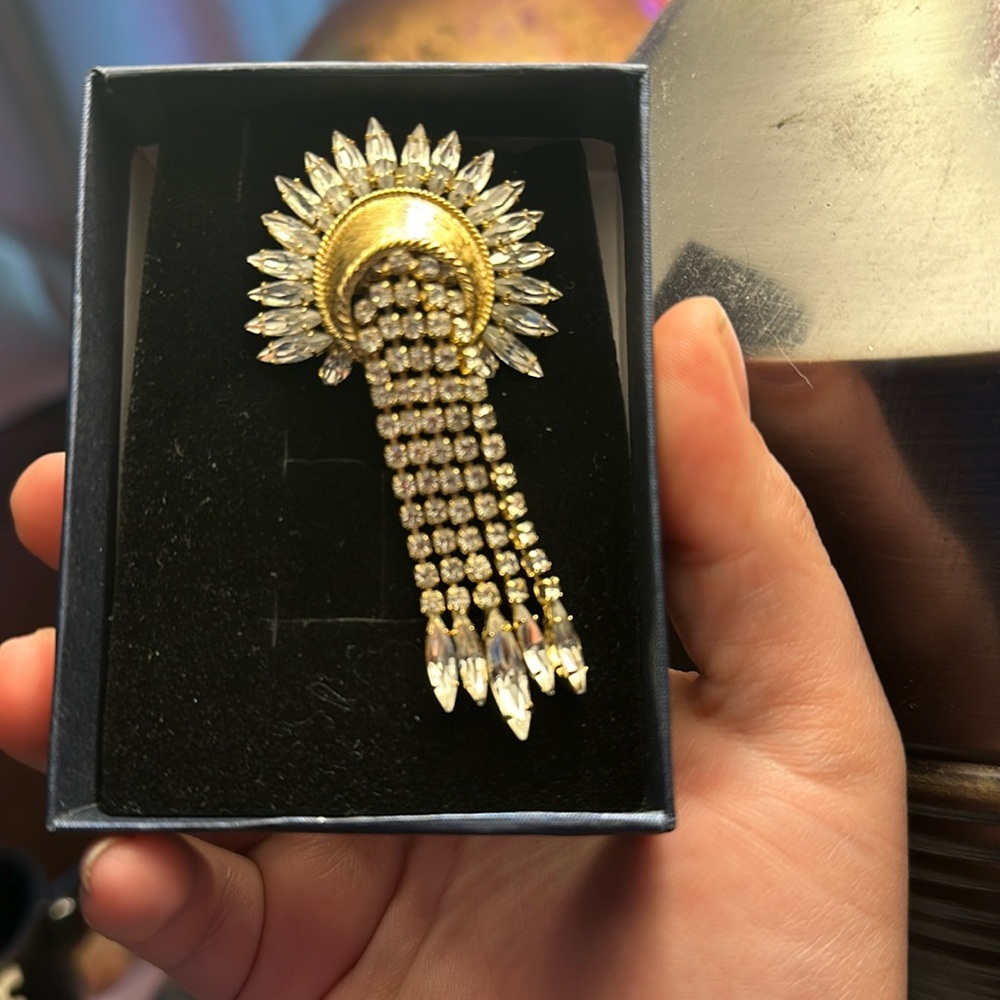 Indian head dress brooch